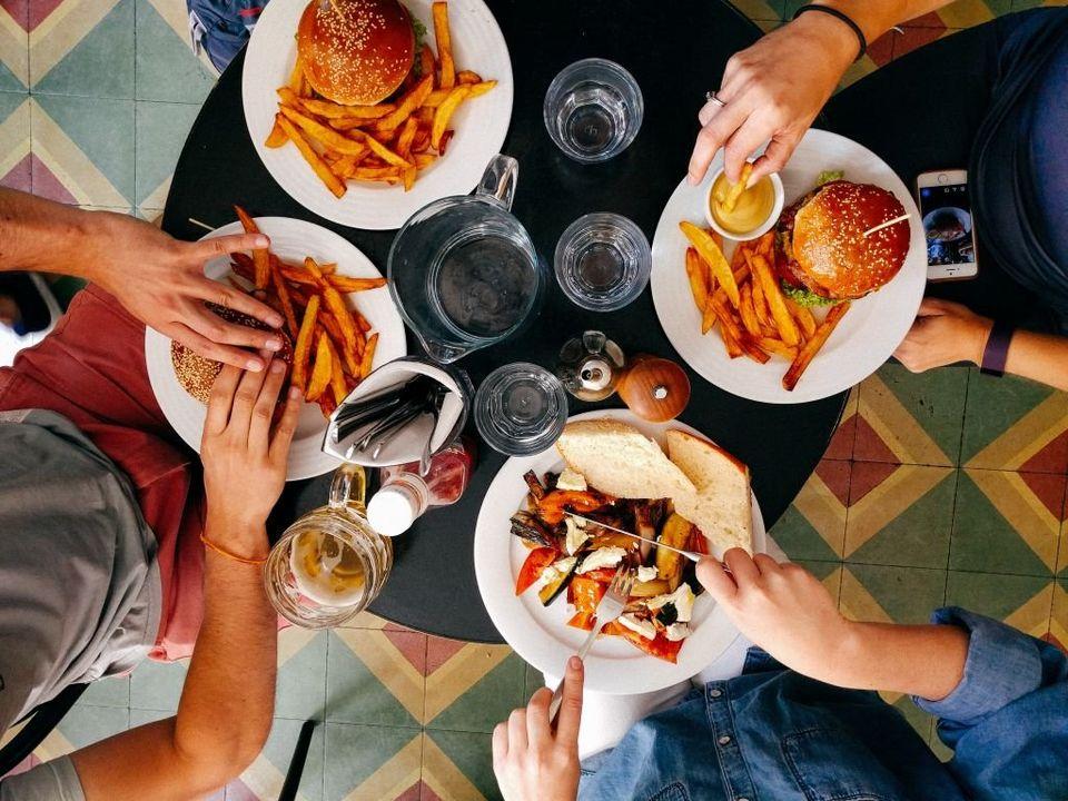 Une chaîne de restaurants interdit aux parents d'utiliser leur mobile à table