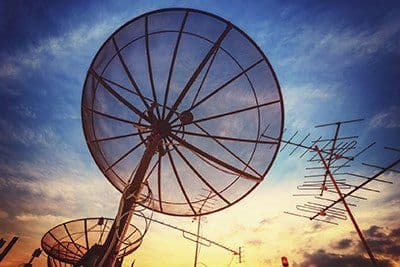 L'internet par satellite ne manque pas d'attraits.